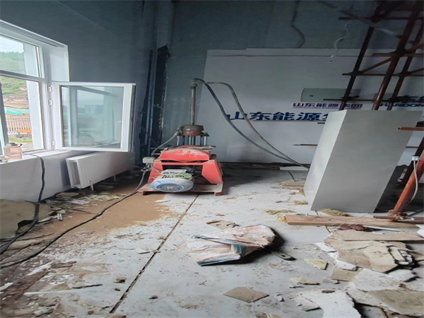 王场镇地基基础下沉墙体裂缝加固注浆顶升施工