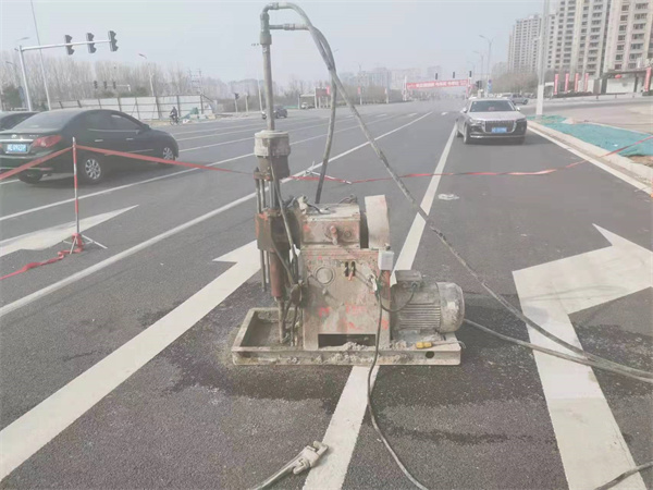 王场镇公路路面下沉沉降开裂注浆加固施工