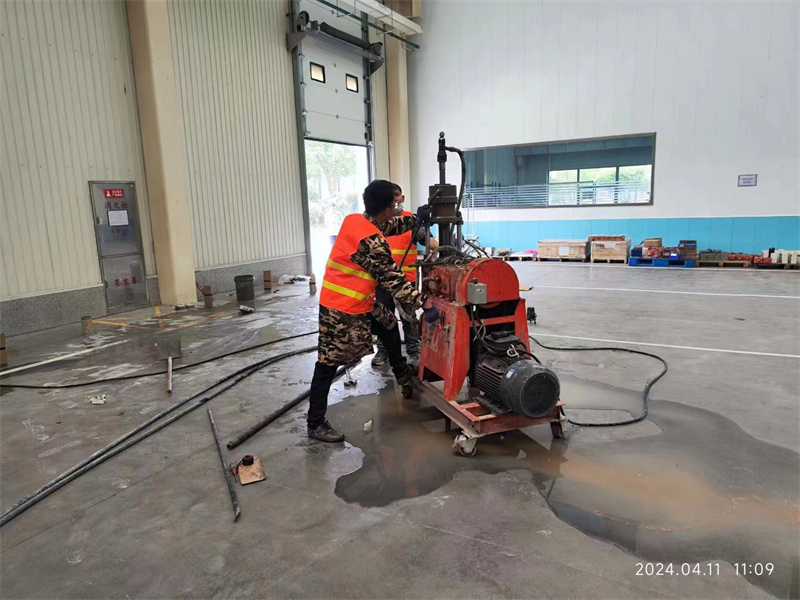 王场镇厂房地面下沉塌陷注浆加固施工